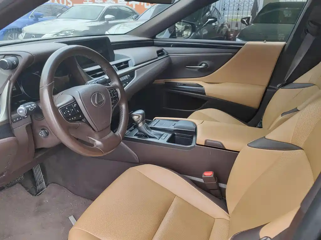 LEXUS ES 2020