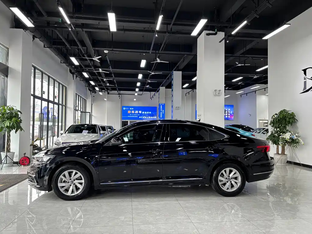 VOLKSWAGEN PASSAT 2023