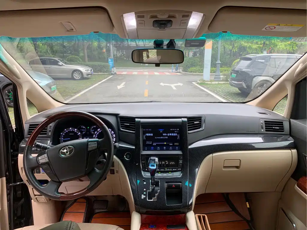 TOYOTA ALPHARD 2011