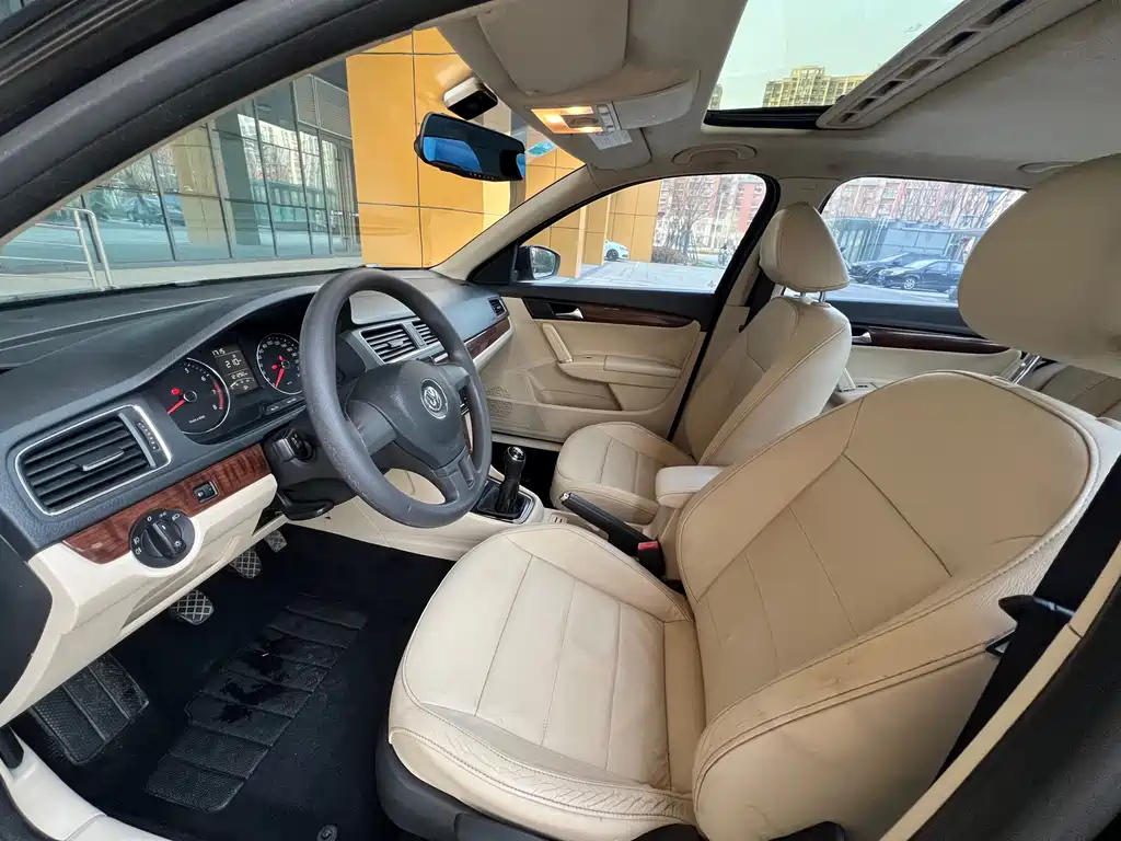 VOLKSWAGEN LAVIDA 2014