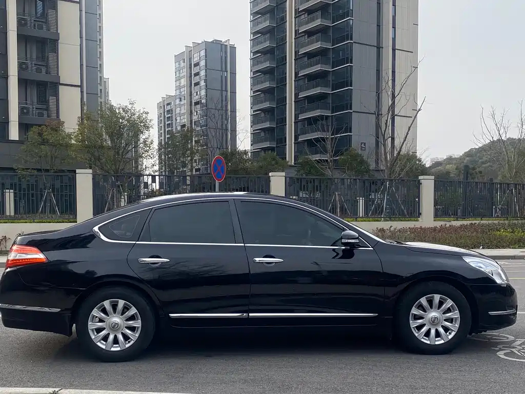 NISSAN TEANA 2010