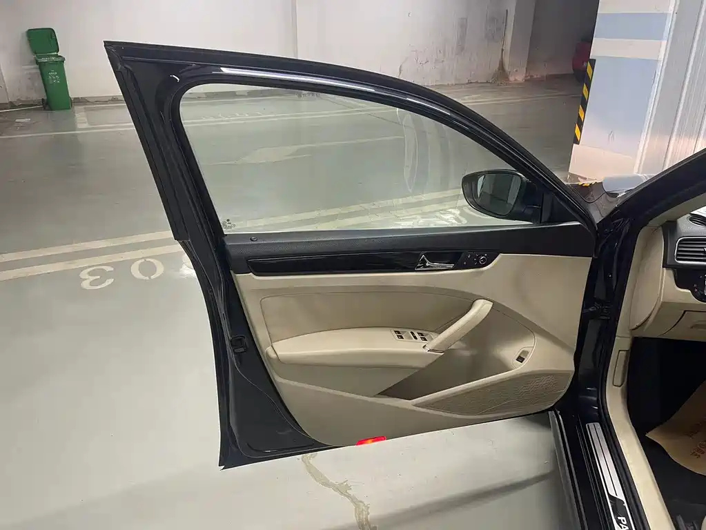 VOLKSWAGEN PASSAT 2011
