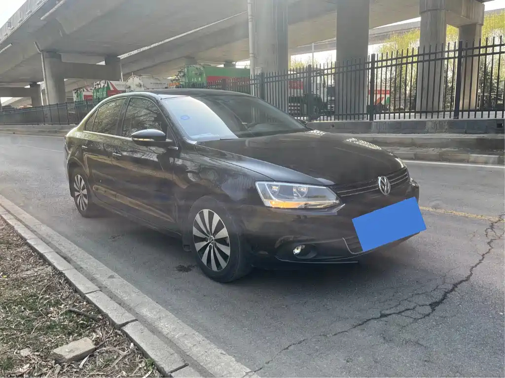 VOLKSWAGEN SAGITAR 2013