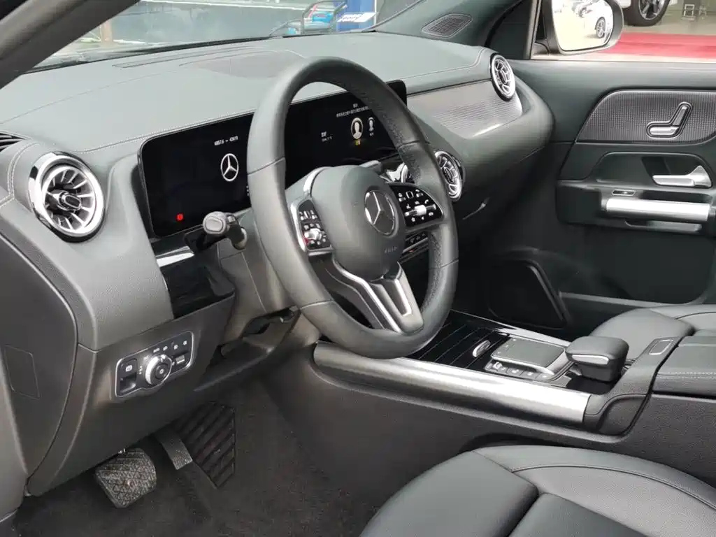 MERCEDES BENZ GLA 2021