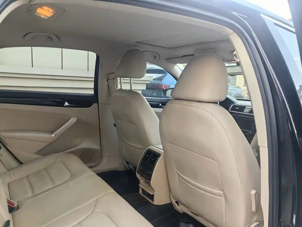 VOLKSWAGEN PASSAT 2013