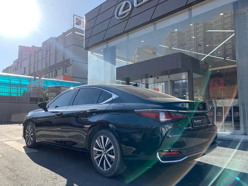 LEXUS ES 2020