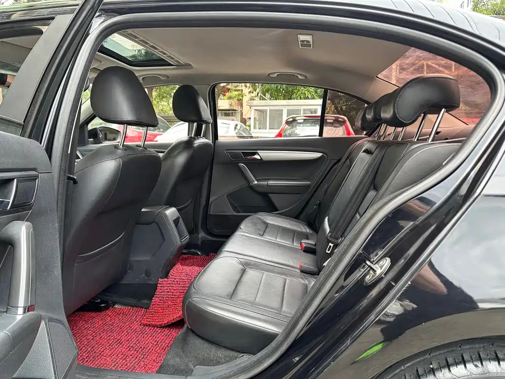 VOLKSWAGEN LAVIDA 2014
