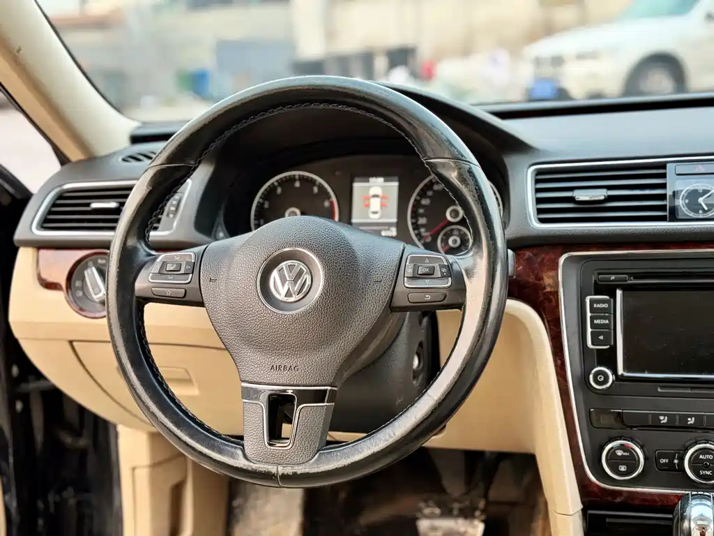 VOLKSWAGEN PASSAT 2012