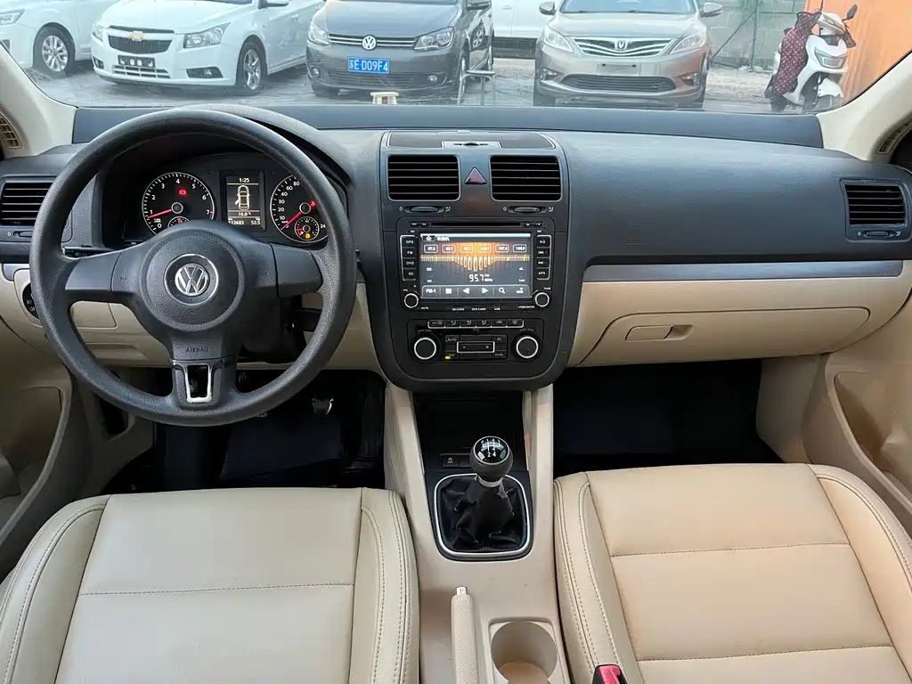 VOLKSWAGEN SAGITAR 2011