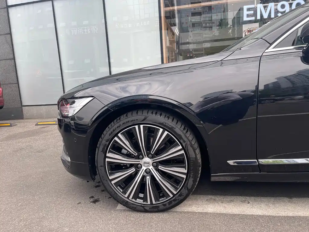 VOLVO S90 2023