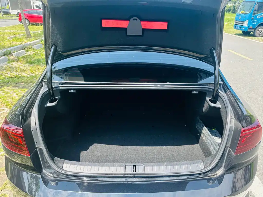 VOLKSWAGEN MAGOTAN 2023