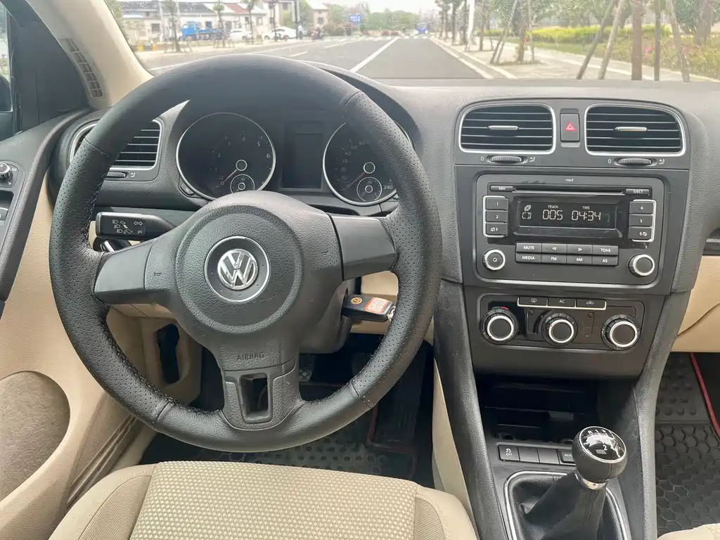 VOLKSWAGEN GOLF 2010