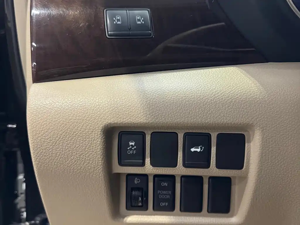 NISSAN QUEST 2017