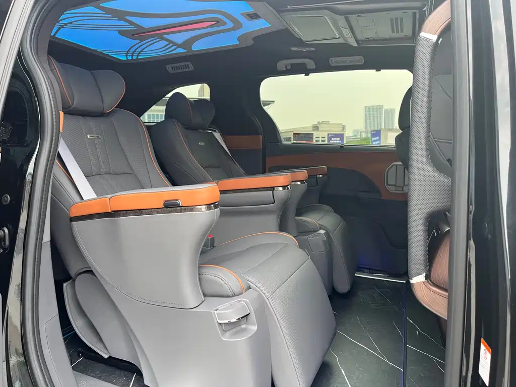 TOYOTA GRANVIA 2024