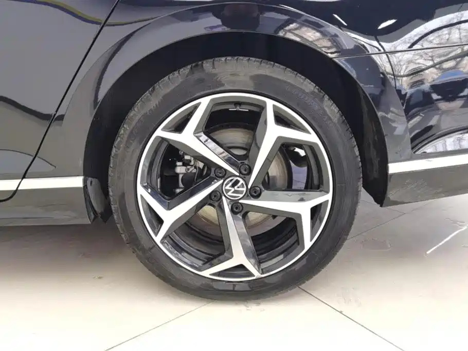 VOLKSWAGEN MAGOTAN 2023