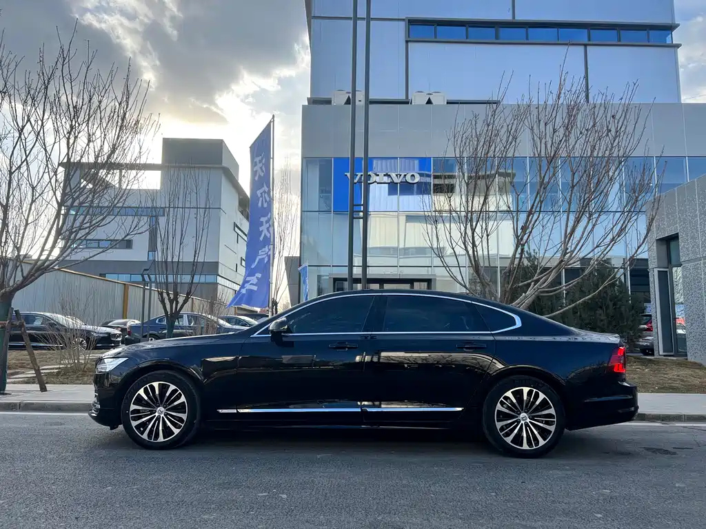 VOLVO S90 2023