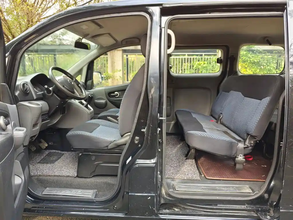 NISSAN NV200 2013