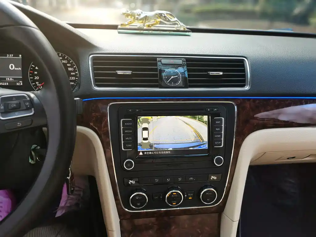 VOLKSWAGEN PASSAT 2012