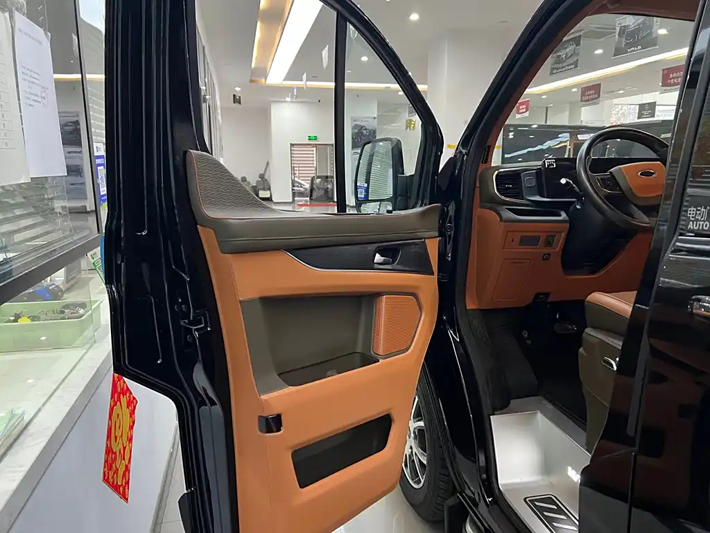 FORD TOUREO 2024