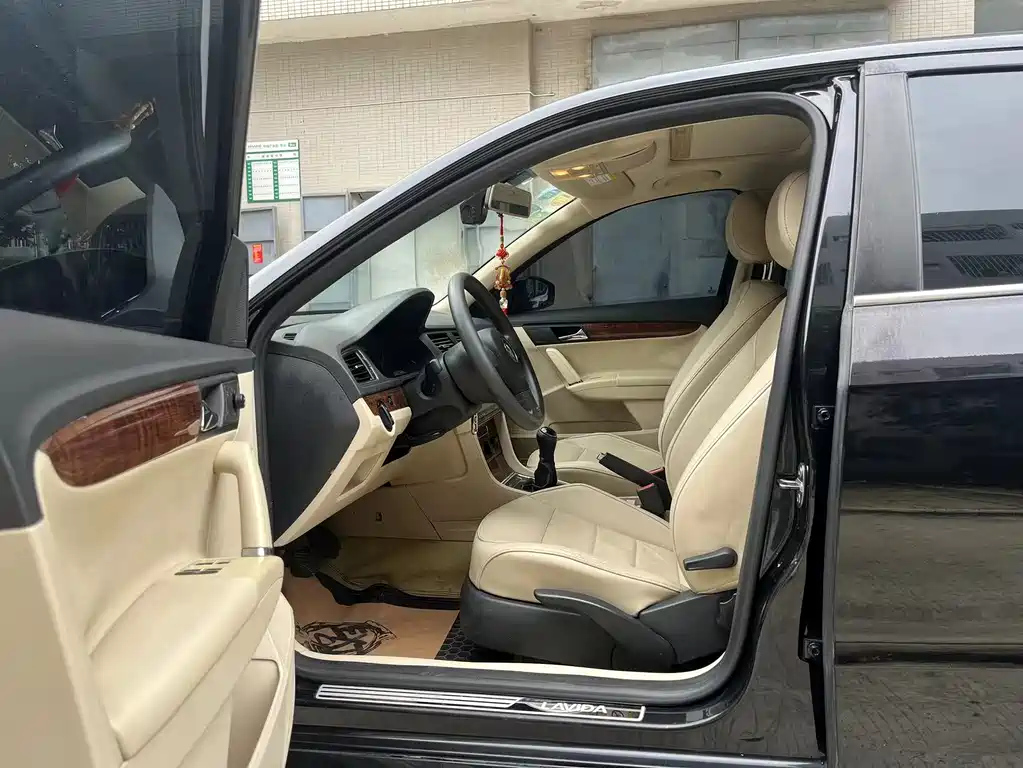 VOLKSWAGEN LAVIDA 2015