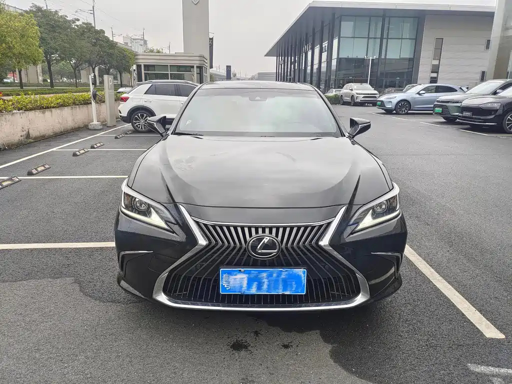 LEXUS ES 2020