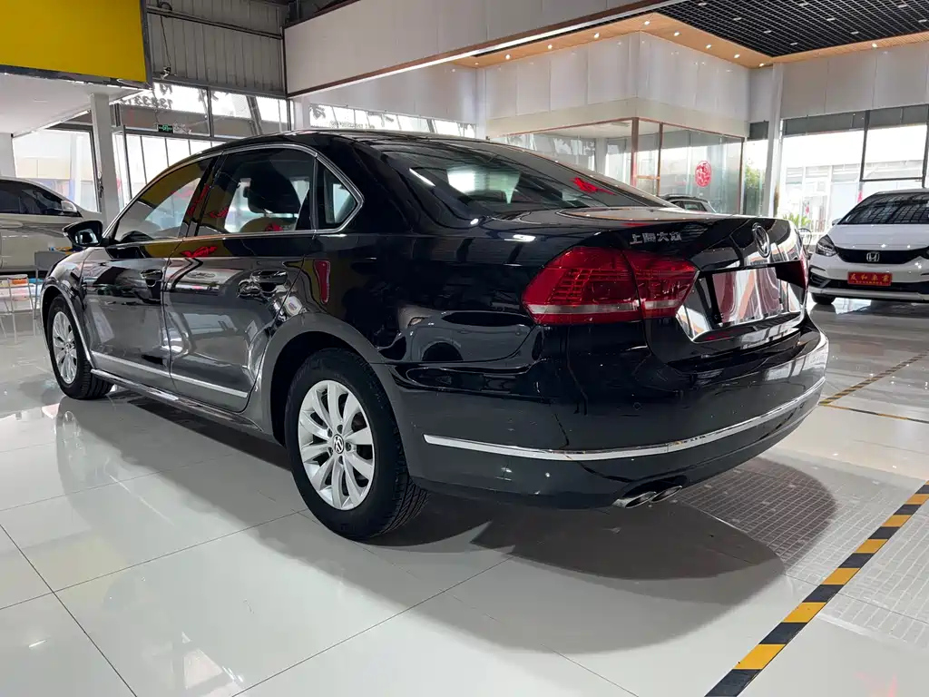 VOLKSWAGEN PASSAT 2012