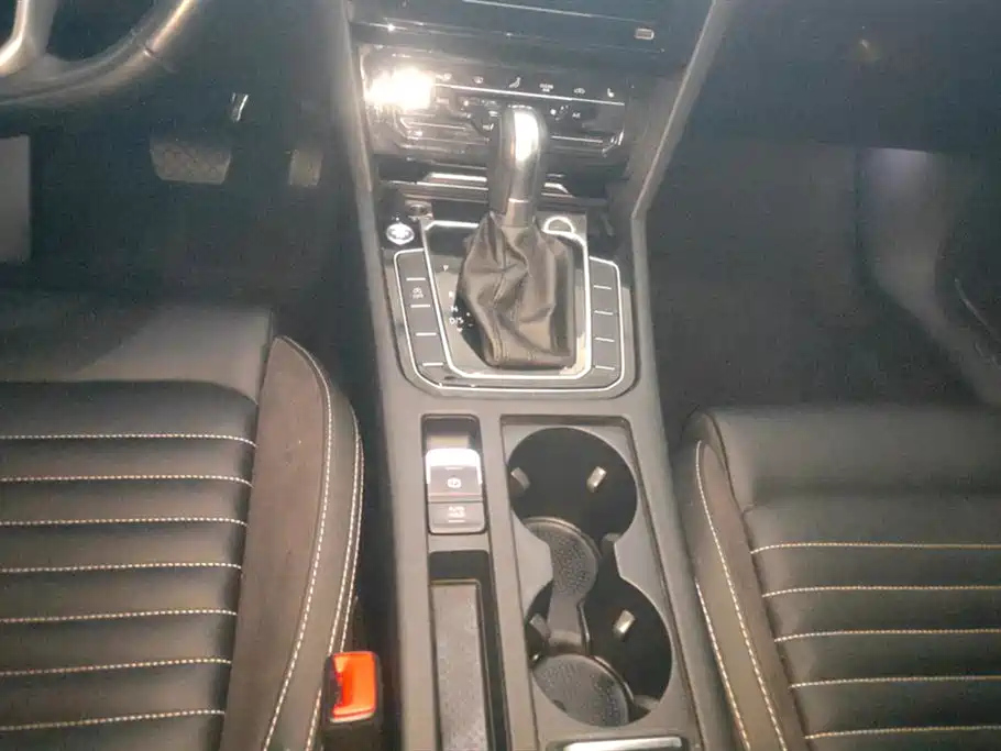 VOLKSWAGEN MAGOTAN 2020