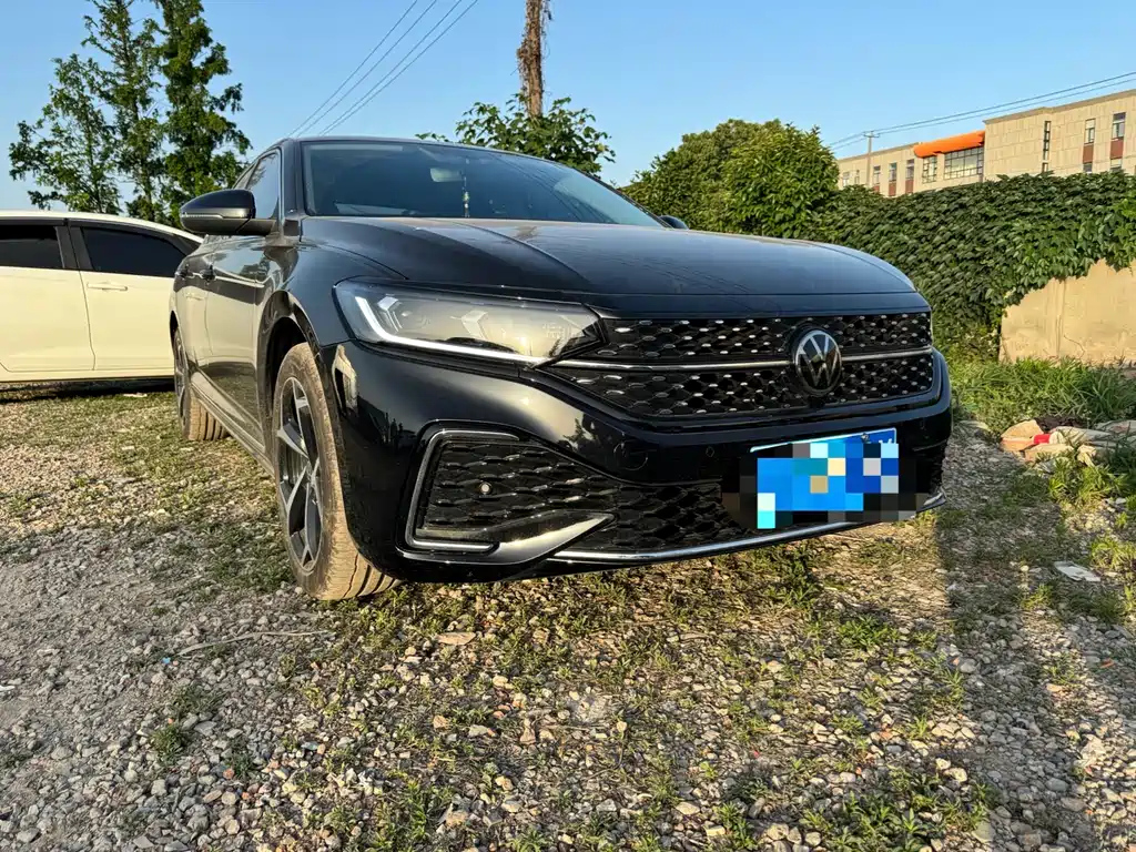 VOLKSWAGEN PASSAT 2023