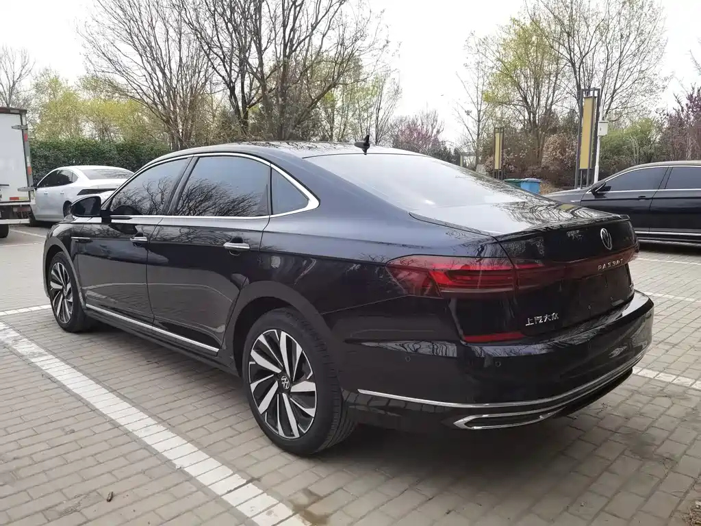 VOLKSWAGEN PASSAT 2023