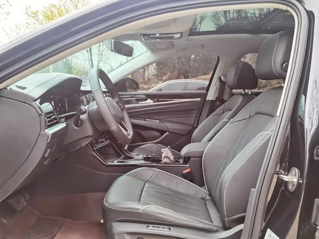 VOLKSWAGEN PASSAT 2023