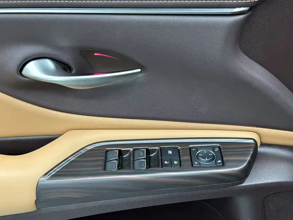 LEXUS ES 2020