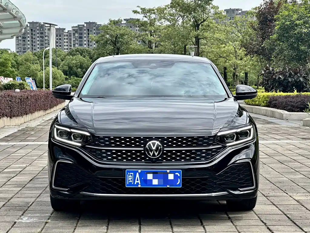 VOLKSWAGEN PASSAT 2023