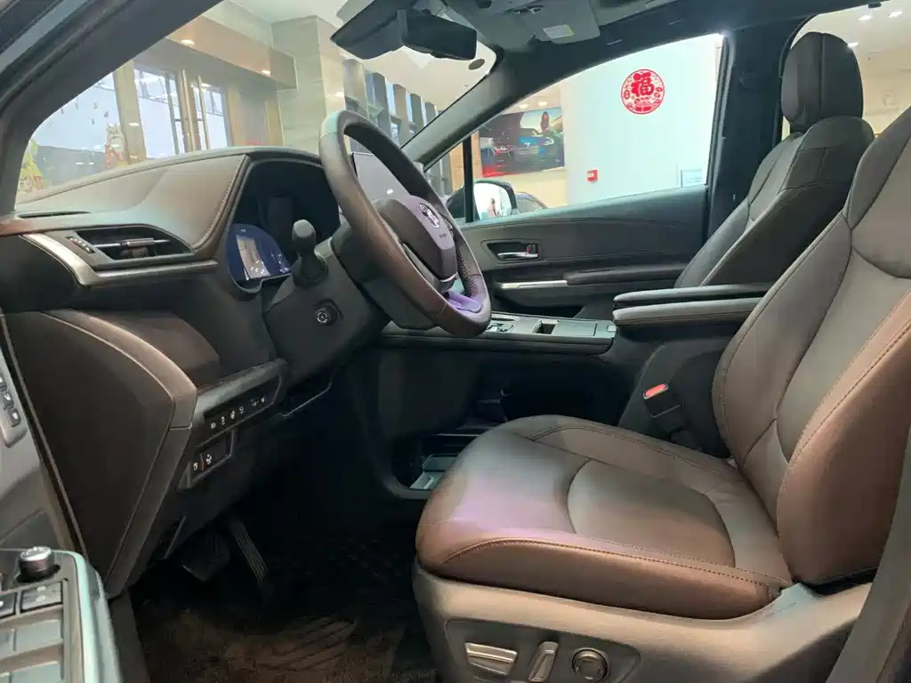 TOYOTA GRANVIA 2023