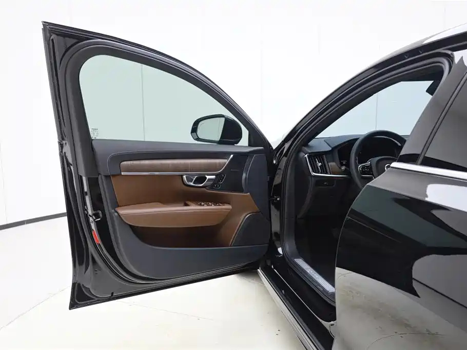 VOLVO S90 2023