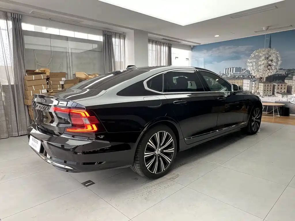 VOLVO S90 2023