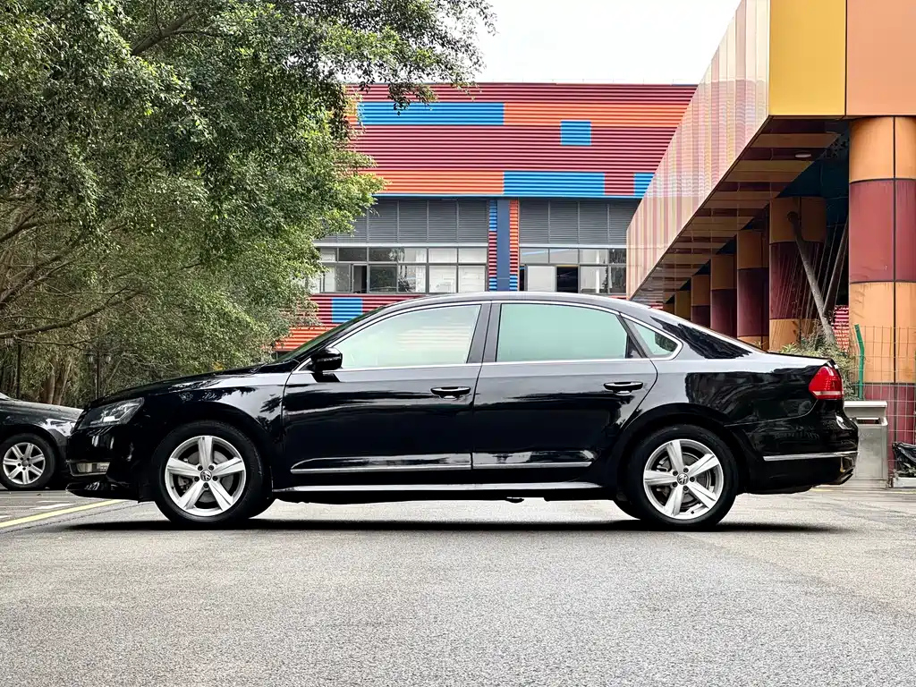 VOLKSWAGEN PASSAT 2012