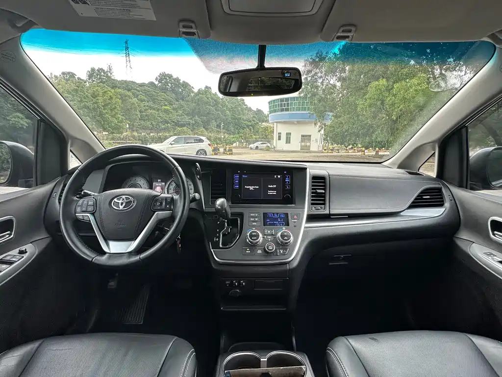 TOYOTA SIENNA 2016
