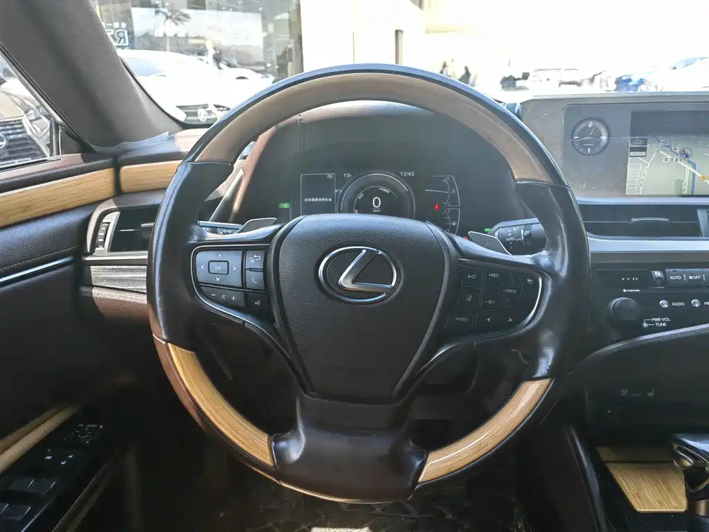 LEXUS ES 2020