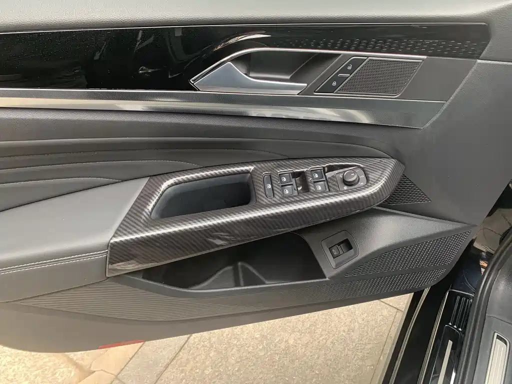 VOLKSWAGEN PASSAT 2023