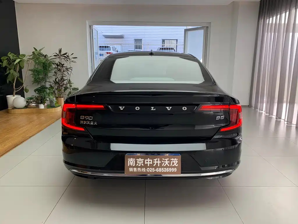 VOLVO S90 2023