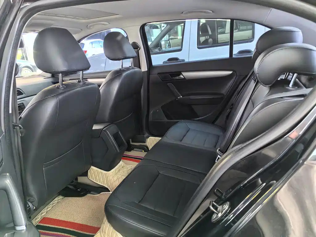 VOLKSWAGEN LAVIDA 2015