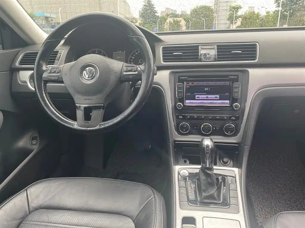 VOLKSWAGEN PASSAT 2013