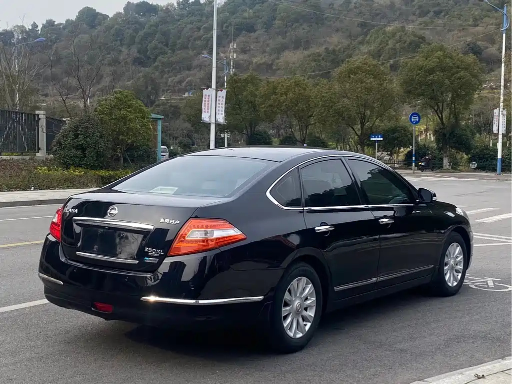 NISSAN TEANA 2010