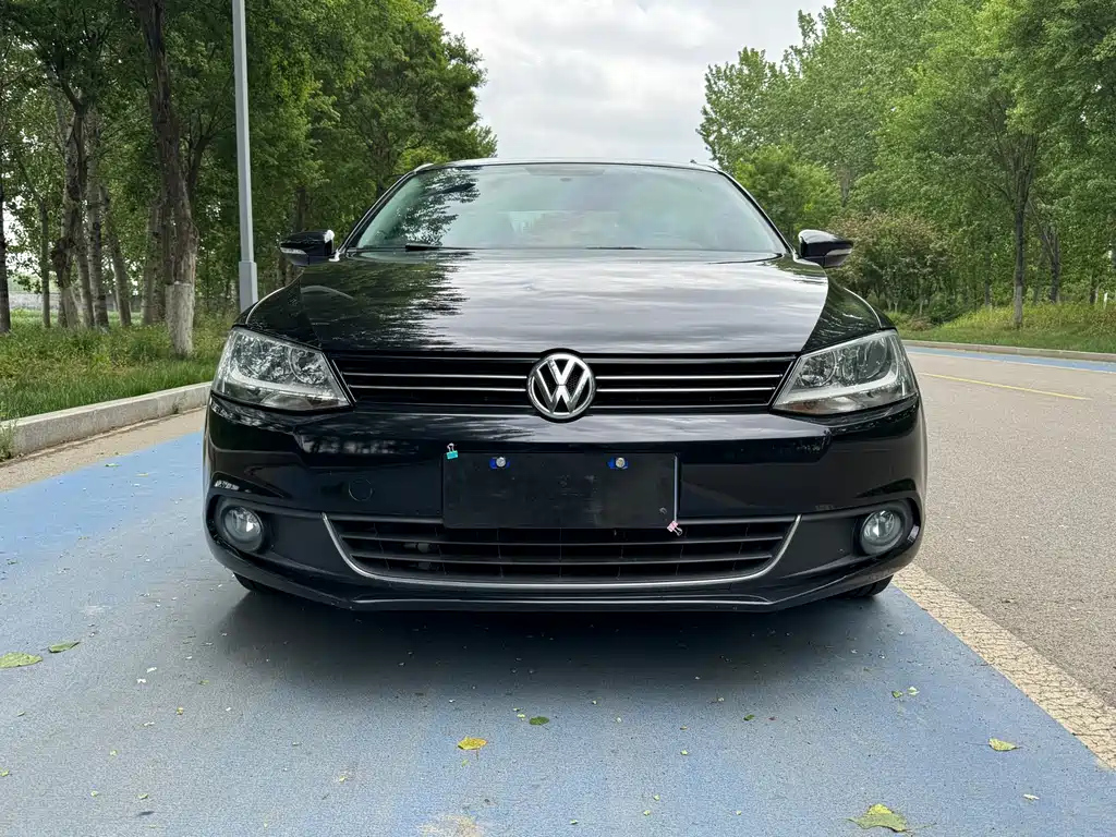 VOLKSWAGEN SAGITAR 2013