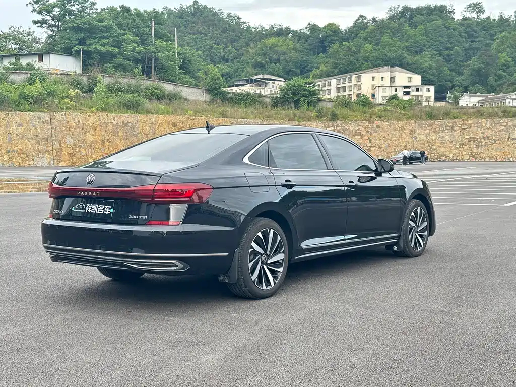 VOLKSWAGEN PASSAT 2023