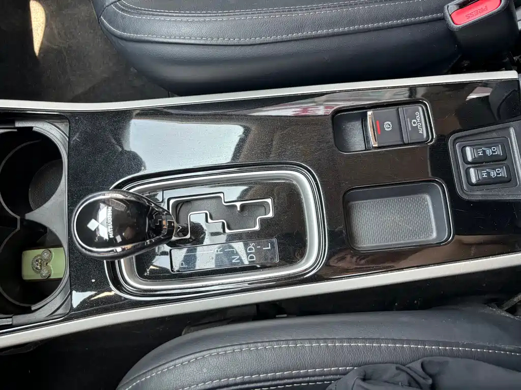 MITSUBISHI OUTLANDER 2019