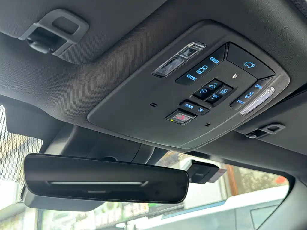 TOYOTA GRANVIA 2023