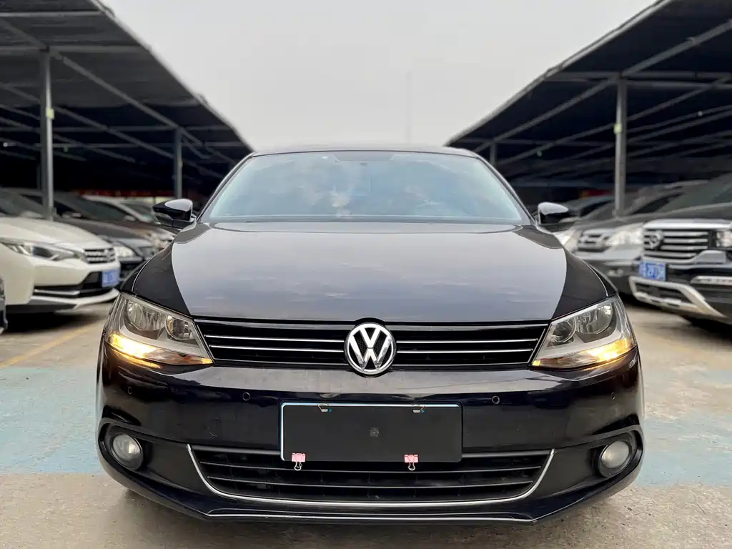 VOLKSWAGEN SAGITAR 2013