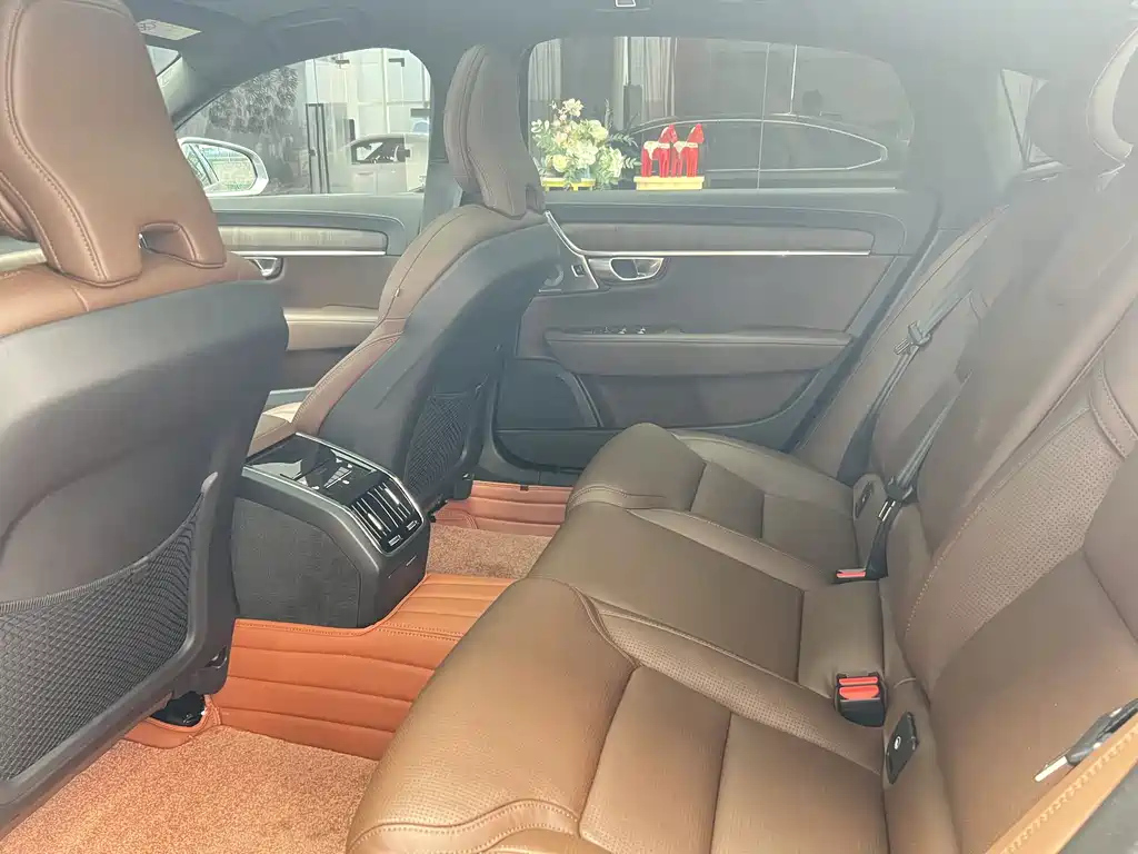 VOLVO S90 2023