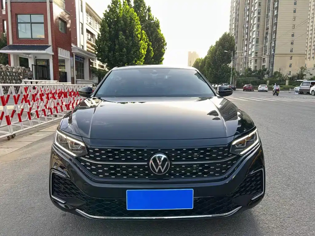 VOLKSWAGEN PASSAT 2024